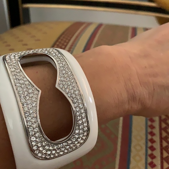 Butler designed hinged bangle - Picture 2 of 4